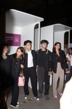 Khushi Kapoor, Suhana Khan with The Archies cast team on 13 Jun 2023 at the airport departure (15)_6487dfc82965c.jpg