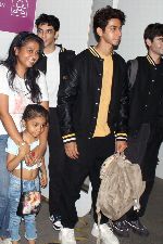 Khushi Kapoor, Suhana Khan with The Archies cast team on 13 Jun 2023 at the airport departure (20)_6487dfb82d74e.jpg