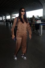 Pooja Hegde all dressed up in Brown spotted at the airport on 13 Jun 2023 (12)_6487eae4f040f.jpg