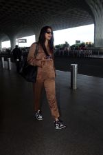 Pooja Hegde all dressed up in Brown spotted at the airport on 13 Jun 2023 (16)_6487eafe53745.jpg