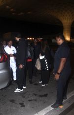 Aishwarya Rai Bachchan with hubby Abhishek Bachchan and daughter Aaradhya Bachchan at the airport on 14 Jun 2023 (3)_64892f2f0f0cc.jpg