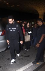 Aishwarya Rai Bachchan with hubby Abhishek Bachchan and daughter Aaradhya Bachchan at the airport on 14 Jun 2023 (4)_64892f2f95d31.jpg