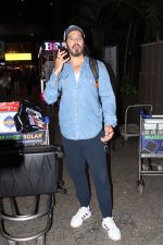 Dino Morea dressed in a jeans shirt and sweat pant with gray hat spotted at airport on 13 Jun 2023 (1)_64892d239304f.jpg