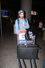 Dino Morea dressed in a jeans shirt and sweat pant with gray hat spotted at airport on 13 Jun 2023 (10)_64892d41a8e57.jpg