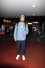 Dino Morea dressed in a jeans shirt and sweat pant with gray hat spotted at airport on 13 Jun 2023 (4)_64892d2ce3984.jpg