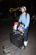Dino Morea dressed in a jeans shirt and sweat pant with gray hat spotted at airport on 13 Jun 2023 (7)_64892d3684f45.jpg