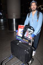 Dino Morea dressed in a jeans shirt and sweat pant with gray hat spotted at airport on 13 Jun 2023 (8)_64892d3a6672f.jpg