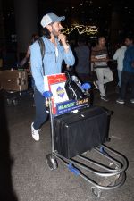 Dino Morea dressed in a jeans shirt and sweat pant with gray hat spotted at airport on 13 Jun 2023 (9)_64892d3e4f053.jpg