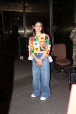 Alia Bhatt spotted at the airport wearing blue jeans and colorful top on 15 Jun 2023 (12)_648a8a9caf51f.jpg