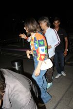 Alia Bhatt spotted at the airport wearing blue jeans and colorful top on 15 Jun 2023 (2)_648a8a94bd95c.jpg
