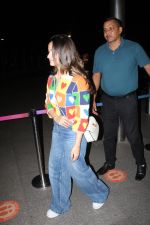 Alia Bhatt spotted at the airport wearing blue jeans and colorful top on 15 Jun 2023 (3)_648a8a95ac0d5.jpg