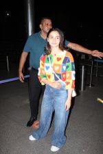 Alia Bhatt spotted at the airport wearing blue jeans and colorful top on 15 Jun 2023 (4)_648a8a96768e9.jpg