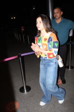Alia Bhatt spotted at the airport wearing blue jeans and colorful top on 15 Jun 2023 (5)_648a8a97496dc.jpg