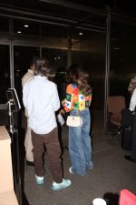 Alia Bhatt spotted at the airport wearing blue jeans and colorful top on 15 Jun 2023 (7)_648a8a98c9219.jpg