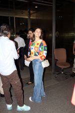 Alia Bhatt spotted at the airport wearing blue jeans and colorful top on 15 Jun 2023 (9)_648a8a9a552b3.jpg