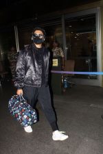 Ranveer Singh dressed all in black at airport on 15 Jun 2023 (2)_648b4a13967c4.jpg