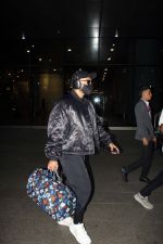 Ranveer Singh dressed all in black at airport on 15 Jun 2023 (4)_648b4a155419f.jpg