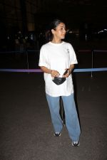 Shehnaaz Kaur Gill wearing white t-shirt and blue jeans spotted at airport on 14 Jun 2023 (10)_648a86ea4e89b.jpg