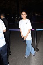 Shehnaaz Kaur Gill wearing white t-shirt and blue jeans spotted at airport on 14 Jun 2023 (12)_648a86ebd1107.jpg