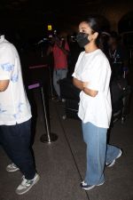 Shehnaaz Kaur Gill wearing white t-shirt and blue jeans spotted at airport on 14 Jun 2023 (3)_648a86e43b740.jpg