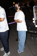 Shehnaaz Kaur Gill wearing white t-shirt and blue jeans spotted at airport on 14 Jun 2023 (4)_648a86e52025a.jpg