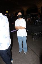 Shehnaaz Kaur Gill wearing white t-shirt and blue jeans spotted at airport on 14 Jun 2023 (5)_648a86e5cfa36.jpg