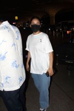 Shehnaaz Kaur Gill wearing white t-shirt and blue jeans spotted at airport on 14 Jun 2023 (6)_648a86e6b5a88.jpg