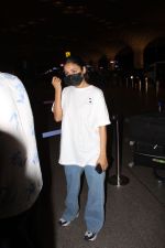 Shehnaaz Kaur Gill wearing white t-shirt and blue jeans spotted at airport on 14 Jun 2023 (7)_648a86e78f7e8.jpg