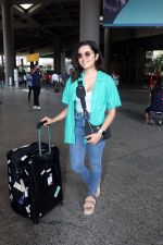 Shirley Setia dressed in blue jeans, camisole and teal shirt at the airport on 15 Jun 2023 (5)_648ae51026b63.jpg