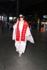 Urvashi Rautela dressed spiritual at airport on 15 Jun 2023 (1)_648b0d278e08f.jpg