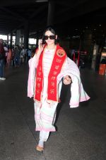 Urvashi Rautela dressed spiritual at airport on 15 Jun 2023 (2)_648b0d2a5a6bd.jpg