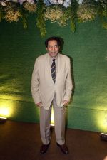 Dharmendra pose for camera after the sangeet function on 16 Jun 2023 (3)_648d72e0838d5.jpeg