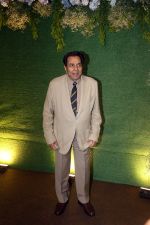 Dharmendra pose for camera after the sangeet function on 16 Jun 2023 (4)_648d72e51af1e.jpeg