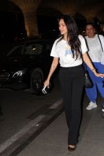 Esha Gupta dressed in white t-shirt and black pant seen at the airport on 17 Jun 2023 (12)_648d8adc43df6.JPG