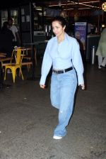 Malaika Arora dressed in blue shirt and pant seen at the airport on 16 Jun 2023 (10)_648d8981dbc29.JPG