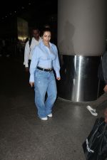 Malaika Arora dressed in blue shirt and pant seen at the airport on 16 Jun 2023 (2)_648d8964cfdad.JPG