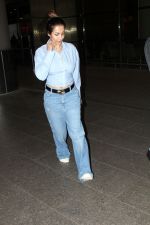 Malaika Arora dressed in blue shirt and pant seen at the airport on 16 Jun 2023 (4)_648d896698a09.JPG