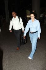 Malaika Arora dressed in blue shirt and pant seen at the airport on 16 Jun 2023 (5)_648d8967703be.JPG
