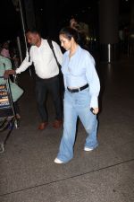 Malaika Arora dressed in blue shirt and pant seen at the airport on 16 Jun 2023 (6)_648d89685654b.JPG