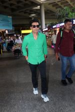 Manoj Bajpayee seen at airport in green shirt and black pant on 17 Jun 2023 (13)_648d916e10486.JPG