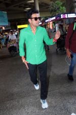 Manoj Bajpayee seen at airport in green shirt and black pant on 17 Jun 2023 (15)_648d917395dc2.JPG