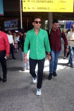 Manoj Bajpayee seen at airport in green shirt and black pant on 17 Jun 2023 (6)_648d915a532b5.JPG