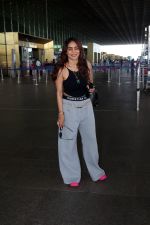 Nikita Rawal dressed in sleeveless top and sweat pant seen at the airport on 17 Jun 2023 (1)_648d8ce83c23b.JPG