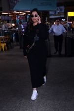Parineeti Chopra wearing black dress and white shoes at airport on 16 Jun 2023 (1)_648d36dfafc49.jpg