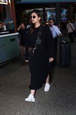 Parineeti Chopra wearing black dress and white shoes at airport on 16 Jun 2023 (14)_648d36e2f3f58.jpg