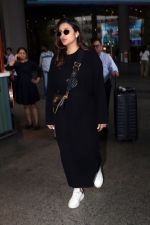 Parineeti Chopra wearing black dress and white shoes at airport on 16 Jun 2023 (15)_648d36e395790.jpg