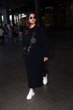 Parineeti Chopra wearing black dress and white shoes at airport on 16 Jun 2023 (21)_648d36e700f00.jpg