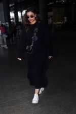 Parineeti Chopra wearing black dress and white shoes at airport on 16 Jun 2023 (23)_648d36e829b3c.jpg