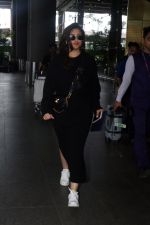 Parineeti Chopra wearing black dress and white shoes at airport on 16 Jun 2023 (24)_648d36e8a951f.jpg