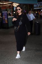 Parineeti Chopra wearing black dress and white shoes at airport on 16 Jun 2023 (4)_648d36e14f3f6.jpg